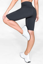Cargar imagen en el visor de la galería, Biker Gris Oscuro Mate - NUEVO | Biker Anti-Celulitis, Anti-Fluidos Con Cintura Alta & Horma Ideal Leggins RBJ Leggins