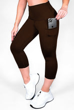 Cargar imagen en el visor de la galería, Capri Cafe Oscuro Mate | Capri Con Bolsillo Anti-Celulitis, Anti-Fluidos Con Cintura Alta & Horma Ideal Leggins RBJ Leggins