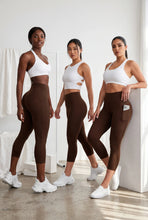 Cargar imagen en el visor de la galería, Capri Cafe Oscuro Mate | Leggin Corto Con Bolsillos Anti-Celulitis, Anti-Fluidos Con Pretina Alta & Horma Ideal Leggins RBJ Leggins