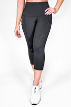 Cargar imagen en el visor de la galería, Capri Gris Oscuro Mate | Capri Con Bolsillo Anti-Celulitis, Anti-Fluidos Con Cintura Alta & Horma Ideal Leggins RBJ Leggins