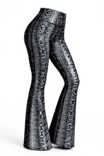 Cargar imagen en el visor de la galería, Bota Campana Negro Phyton - NUEVO | Leggin Anti-Celulitis, Anti-Fluidos Con Cintura Alta &amp; Horma Ideal Leggins RBJ Leggins 
