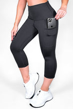 Cargar imagen en el visor de la galería, Capri Gris Oscuro Mate | Capri Con Bolsillo Anti-Celulitis, Anti-Fluidos Con Cintura Alta &amp; Horma Ideal Leggins RBJ Leggins 
