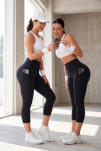 Cargar imagen en el visor de la galería, Capri Negro Mate | Leggin Corto Con Bolsillos Anti-Celulitis, Anti-Fluidos Con Pretina Alta &amp; Horma Ideal Leggins RBJ Leggins 
